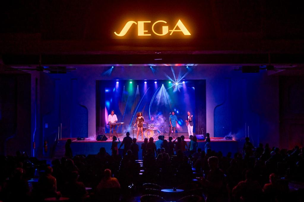 Mūzikas izpildījums pie viesnīcas RIU Turquoise Mauritius skatuves.