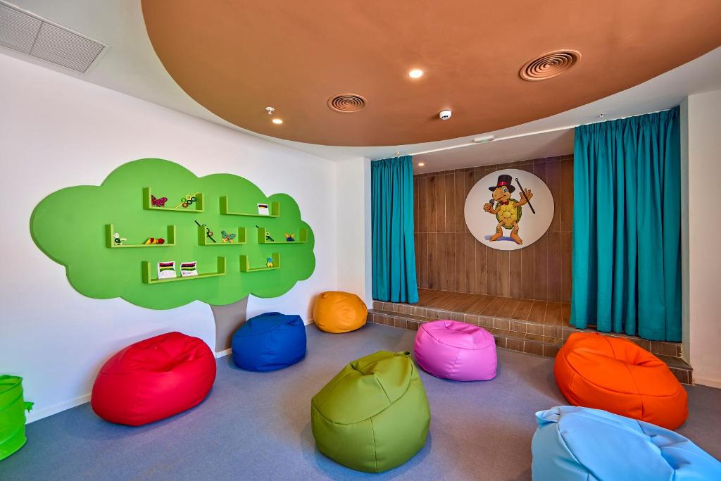 Bērnu atpūtas zona viesnīcā RIU Turquoise Mauritius ar spilveniem un krāsainām sienām.