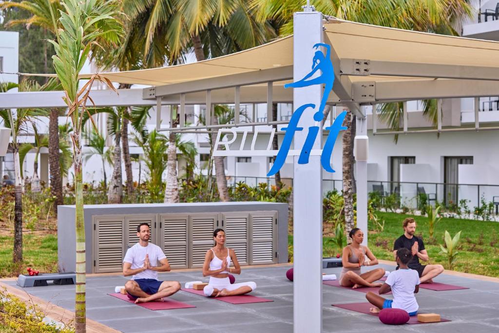 Riu Turquoise Mauritius viesnīcas fitnesa zona ar jogas nodarbībām ārā