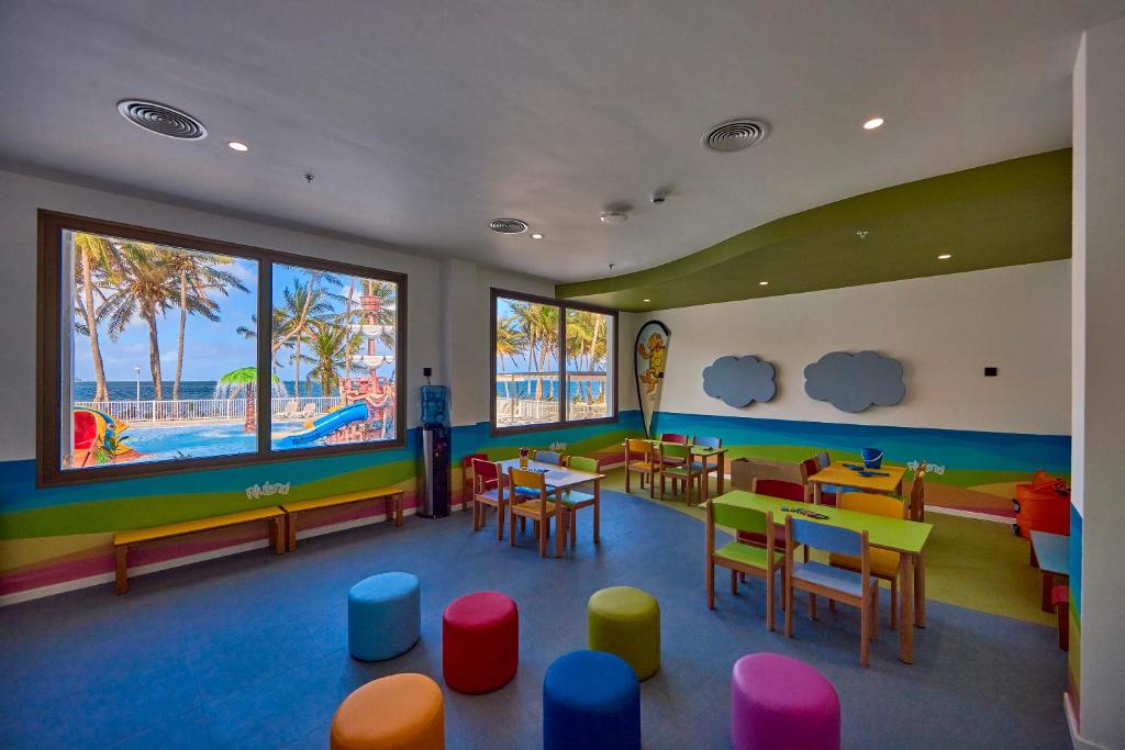 Bērnu istaba viesnīcā RIU Turquoise Mauritius ar panorāmas skatu uz piekrasti.