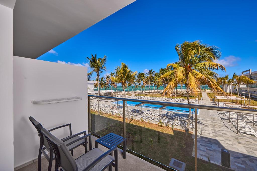 Skats no balkona uz baseinu un palmu dārzu pie RIU Turquoise Mauritius.