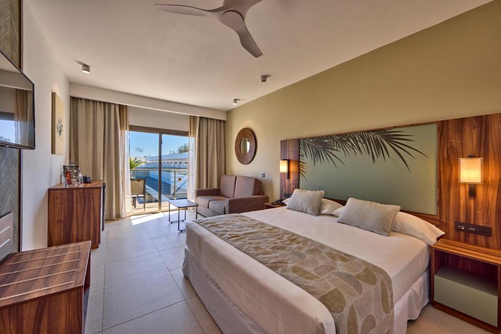 Modernais numurs ar skatu uz baseinu viesnīcā RIU Turquoise Mauritius.