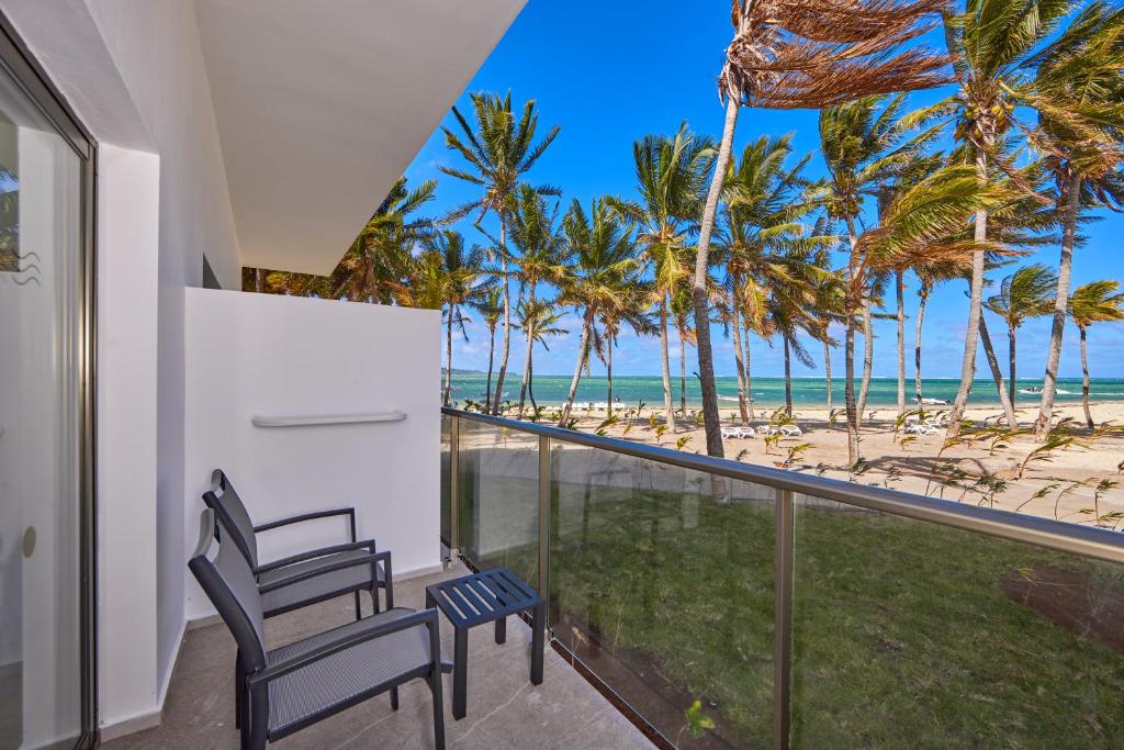 Numura balkons ar skatu uz palmām un pludmali pie RIU Turquoise Mauritius.