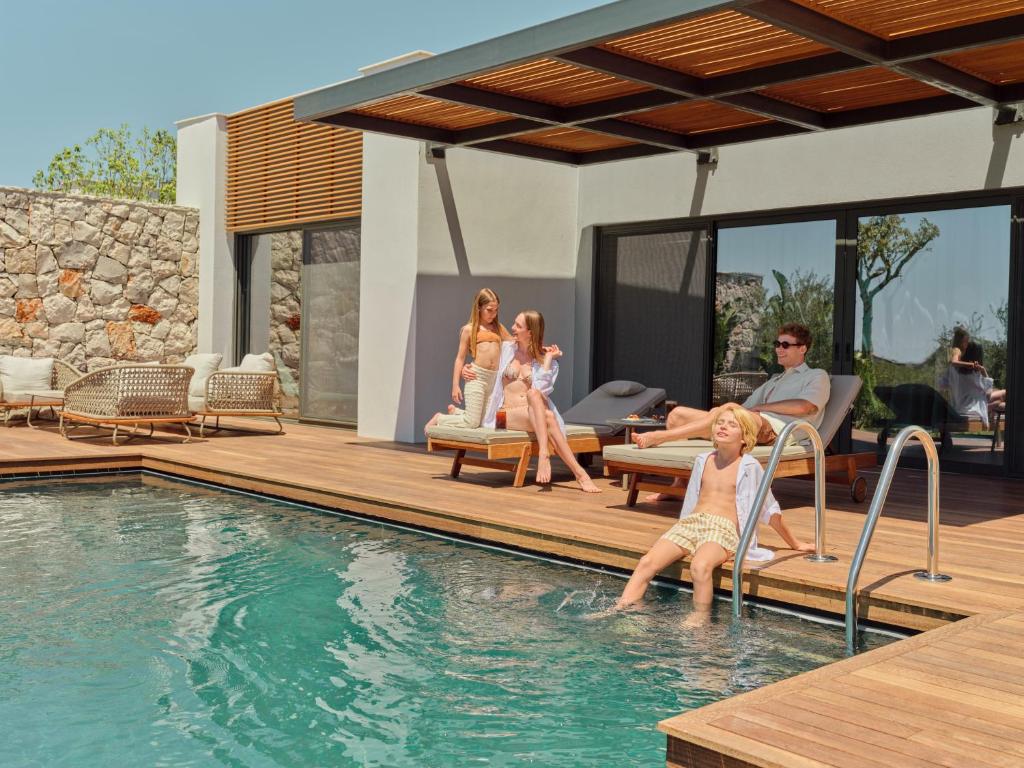 Viesnīcas Anda Barut Collection atpūta pie baseina ar ģimeni.