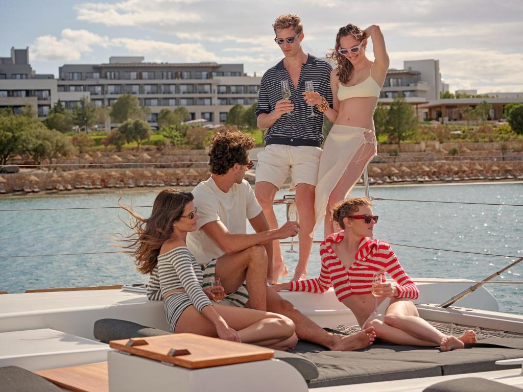 Jaunieši izbauda atpūtu uz jahtas pie Anda Barut Collection