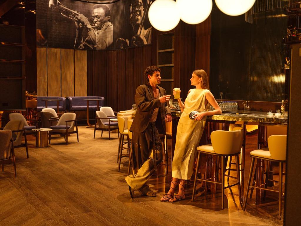 Baru atmosfēra pie Anda Barut Collection, kur viesi bauda dzērienus.