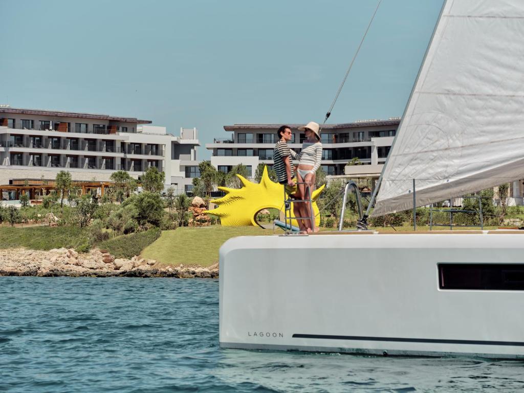 Pāris laivā pie Anda Barut Collection viesnīcas piekrastē.