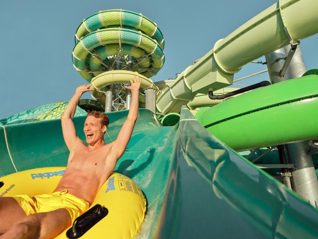 Vīrietis izbauda ūdens slidkalniņu pie Anda Barut Collection