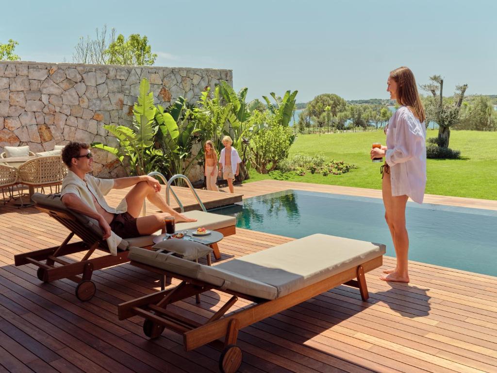 Atpūta pie baseina hotelī Anda Barut Collection ar ģimeni.