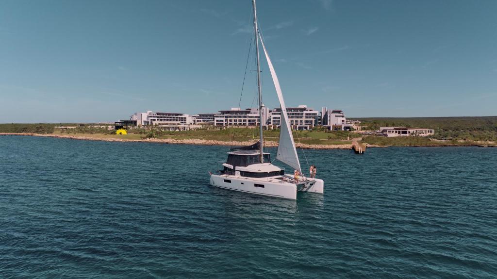 Jahta piekrastē ar Anda Barut Collection fonā