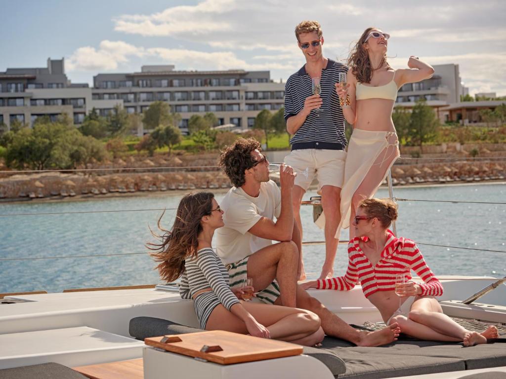 Jaunieši svin brīvdienas uz jahtas pie Anda Barut Collection