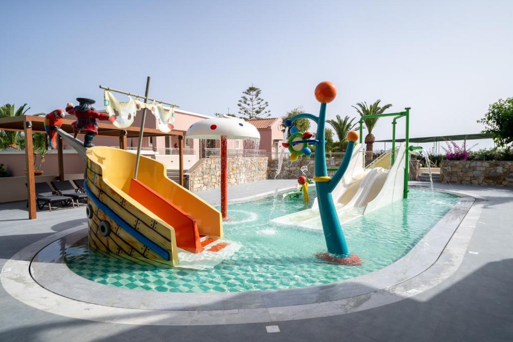 Ūdens atrakciju parks ar kuģa formas slidkalniņu un rotaļu elementiem, piemērots bērniem. Apkārt ir palmas un relaksācijas zonas.