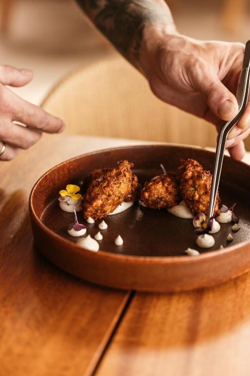 Gastronomiska delikateses, ko pasniedz Cook's Club Ialysos Rhodes