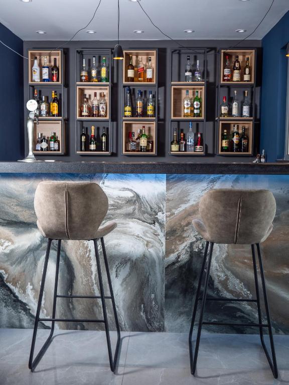 Bārs viesnīcā Lardos Bay ar plašu dzērienu izvēli un stilīgiem krēsliem.