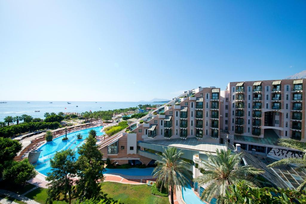 Limak Limra Hotel & Resort piekrastes skats ar baseinu un palmām