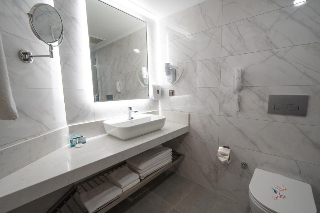 Mūsdienīgs vannas istabas interjers Alba Resort Hotel ar marmora apdari.
