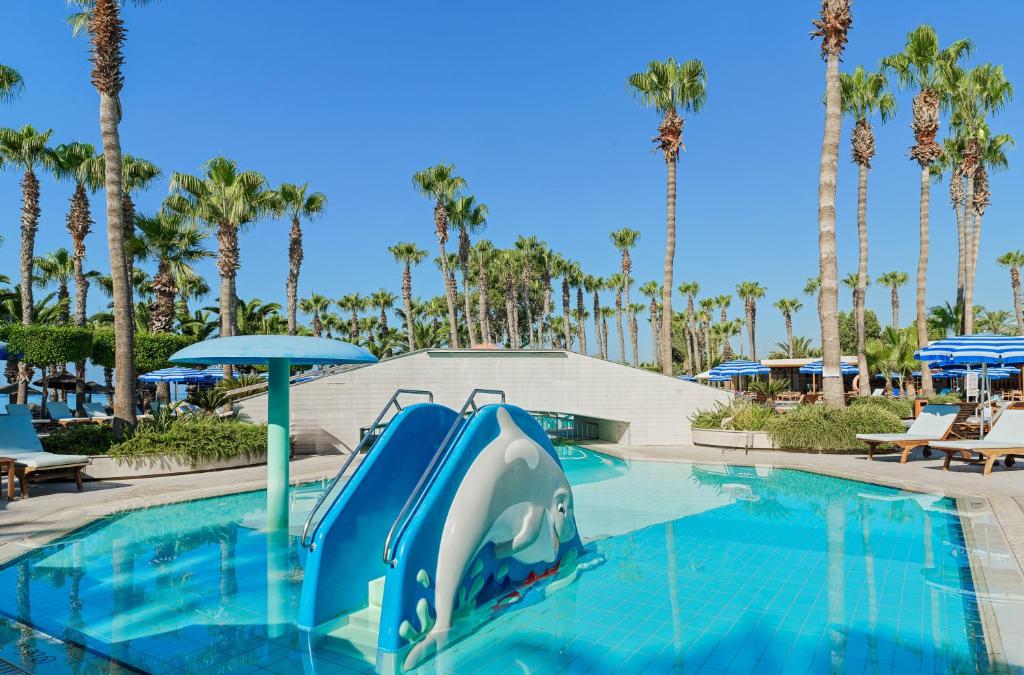 Bērnu baseins ar slidkalniņu The GrandResort Limassol Cyprus.