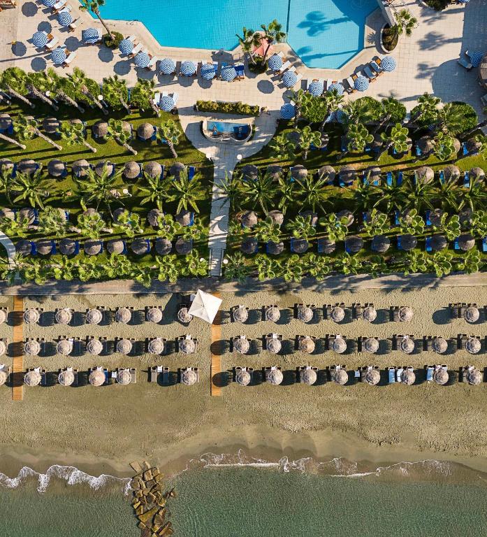 The GrandResort Limassol Cyprus pludmale ar baseinu un saulessargiem