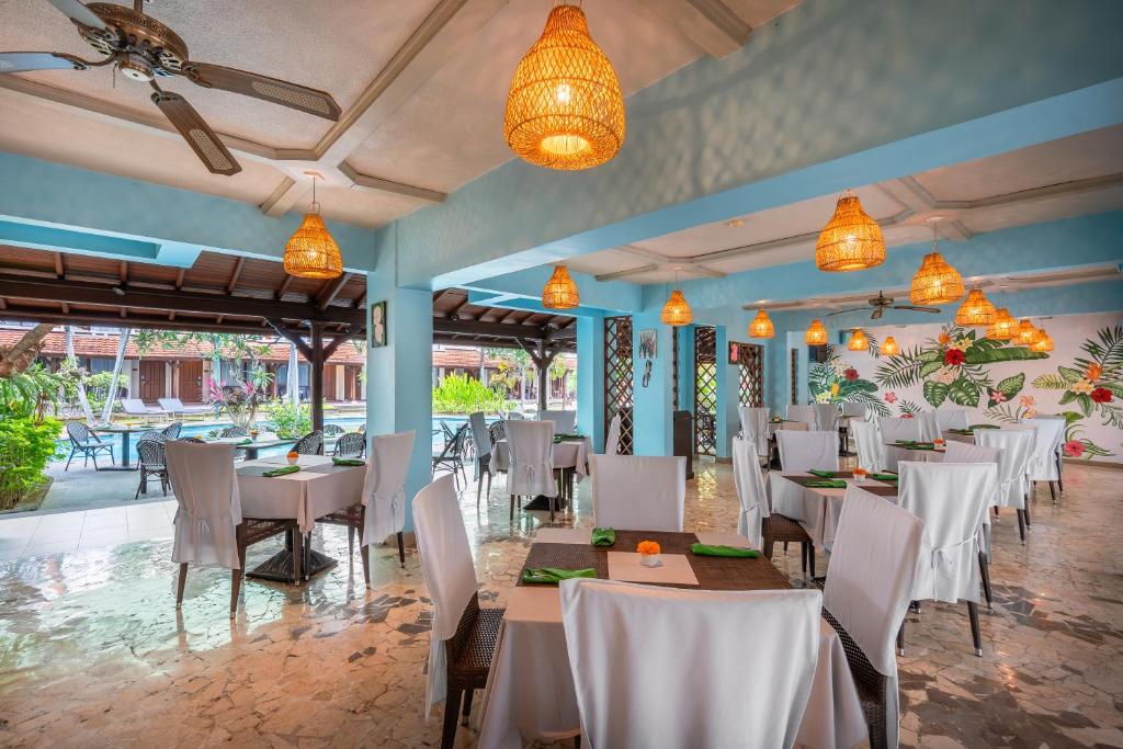 Gaisma un stilīgs restorāns Prime Plaza Hotel Sanur ar skatu uz baseinu.