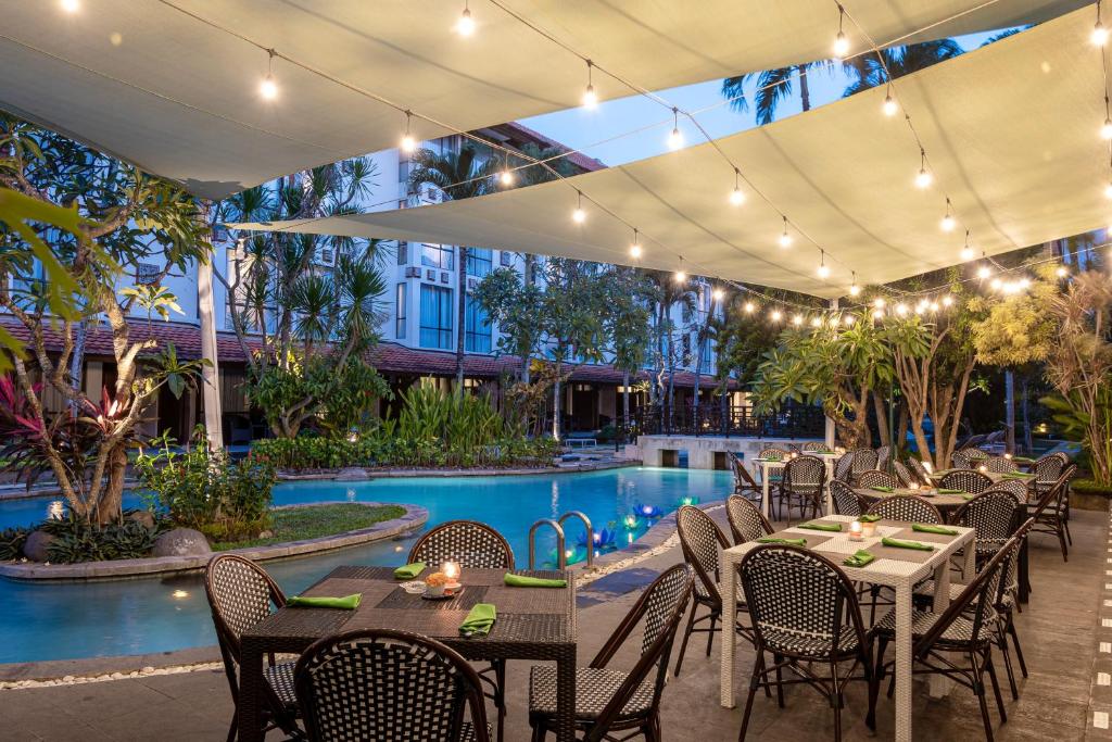 Peldbaseins pie Prime Plaza Hotel Sanur, apgaismots ar gaismiem.