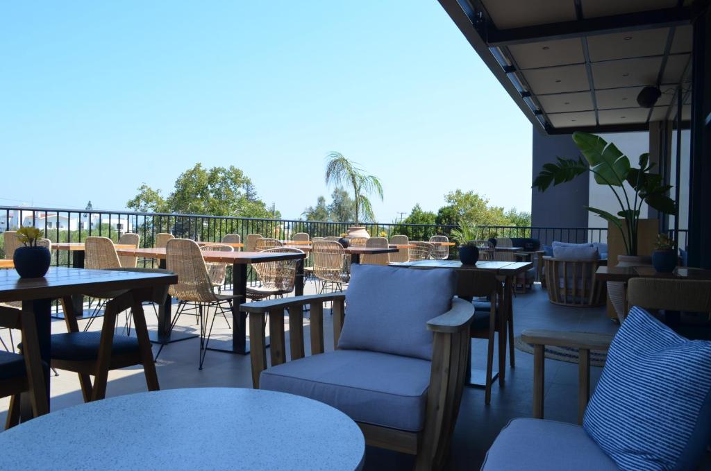 Terase ar modernām mēbelēm pie Cook's Club Ialysos Rhodes