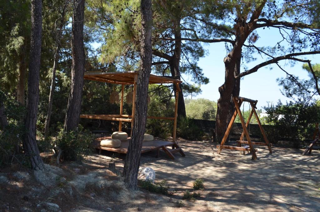Atpūtas zona ar šūpolēm un mīkstiem dīvāniem pie Cook's Club Ialysos Rhodes.
