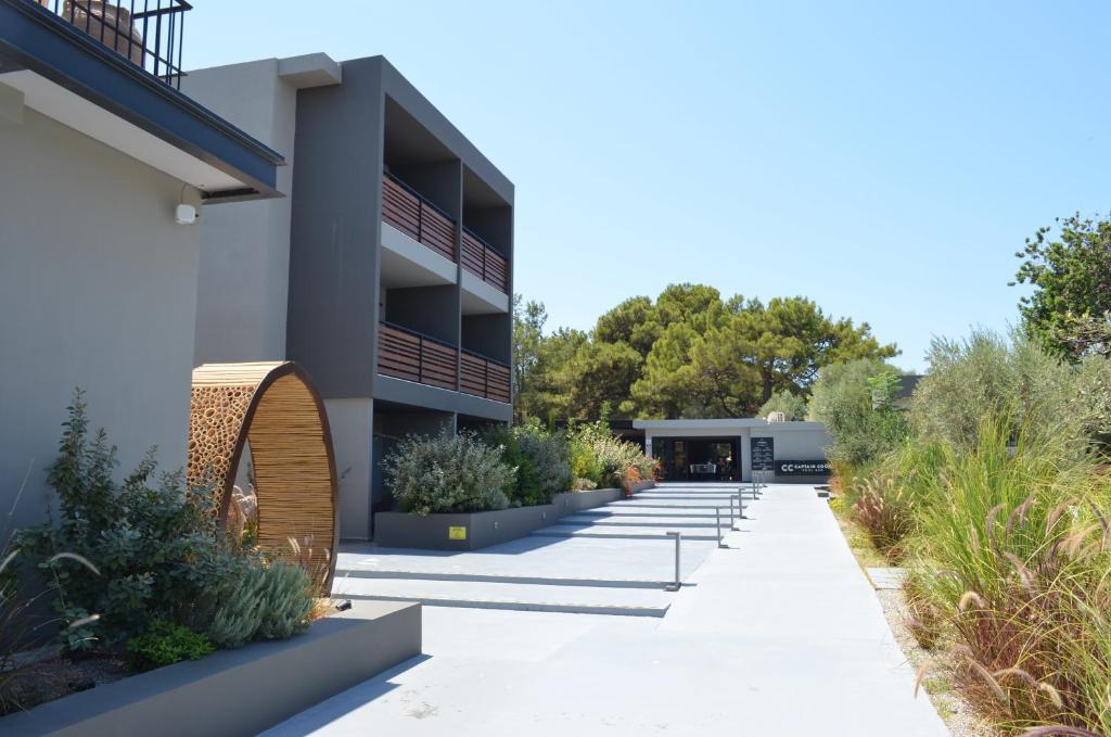 Moderns viesnīcas komplekss piekrastē, Cook's Club Ialysos Rhodes.
