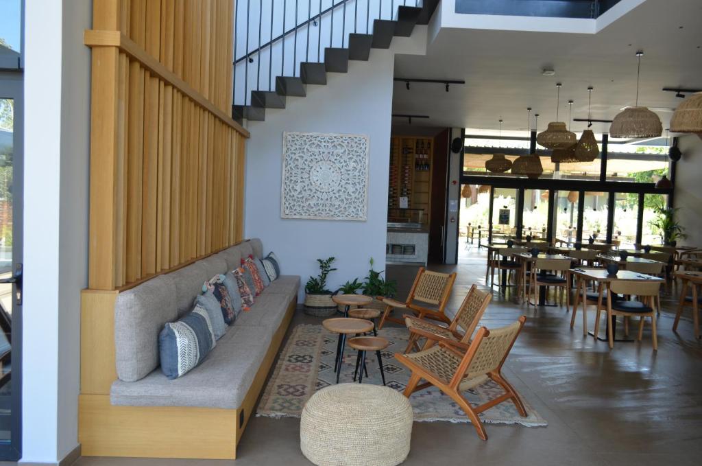 Mūsdienīgs viesnīcas interjers ar ērtu sēdvietu zonu Cook's Club Ialysos Rhodes