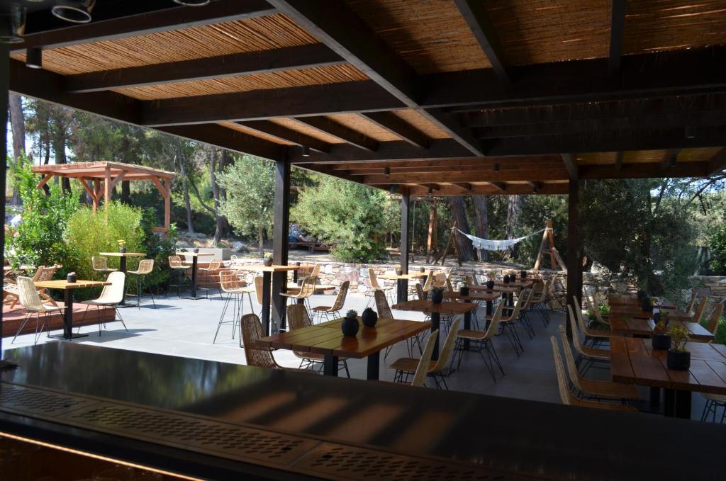 Terase ar ēdamgaldiem un zaļumu, Cook's Club Ialysos Rhodes