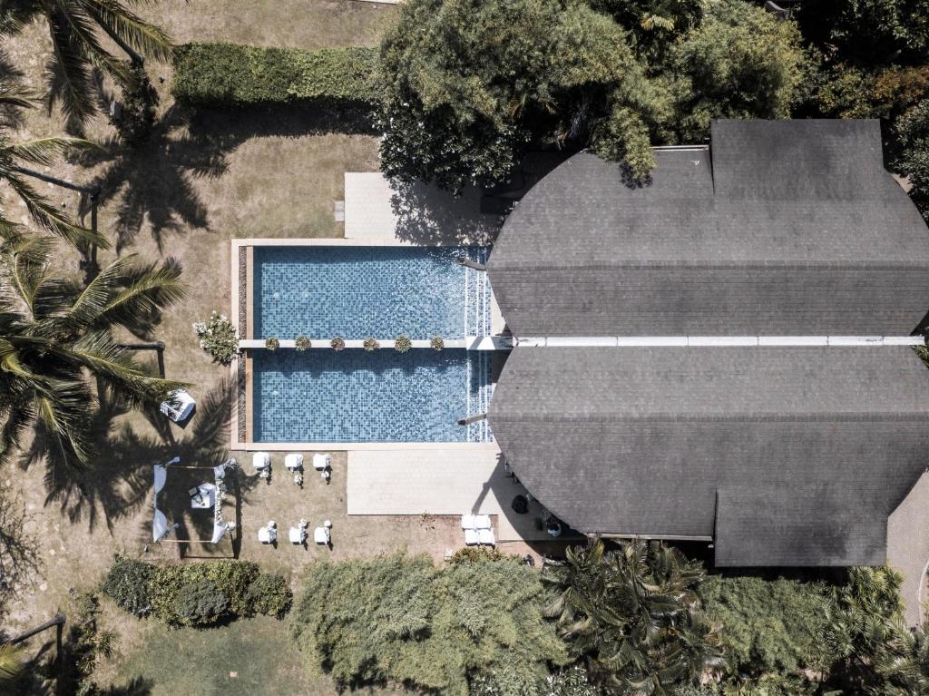 Mūsdienīga villa ar lielu baseinu un saulainu terasi, ieskauta zaļajiem kokiem un zālienu. Ideāla vieta atpūtai un relaksācijai.