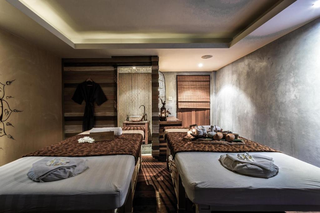 Mūsdienīgs spa telpas interjers ar masāžas galdiem un relaksējošu atmosfēru, ideāla vieta atpūtai un labsajūtai.