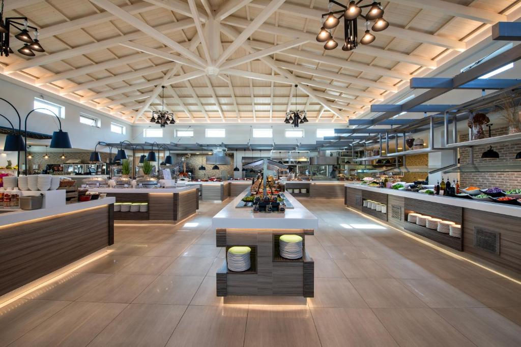 Mūsdienīgs un plašs restorāns ar elegantu interjeru, kas piedāvā dažādus ēdienus un dzērienus. Gaismas un materiālu kombinācija rada patīkamu atmosfēru.