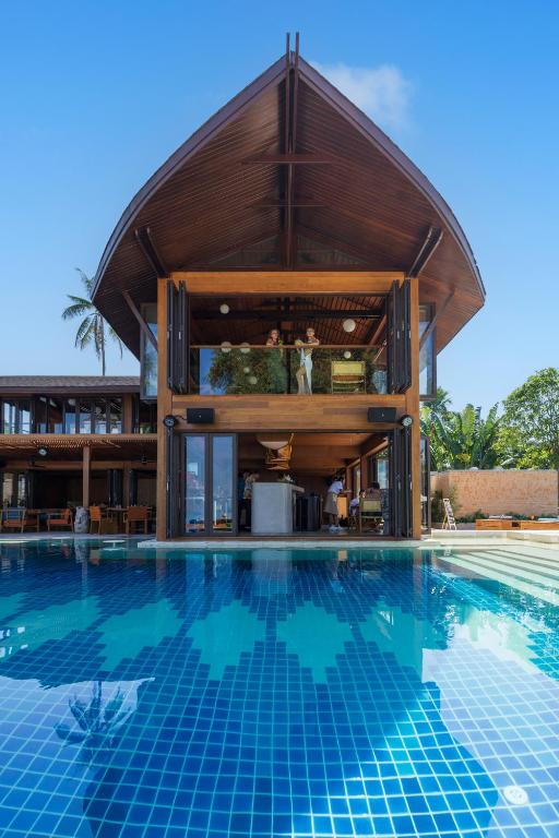 Mūsdienīga villa ar unikālu arhitektūru, kas atrodas pie baseina, ar plašām logu virsmām un kokosriekstu palmām apkārt. Ideāla vieta atpūtai un relaksācijai.