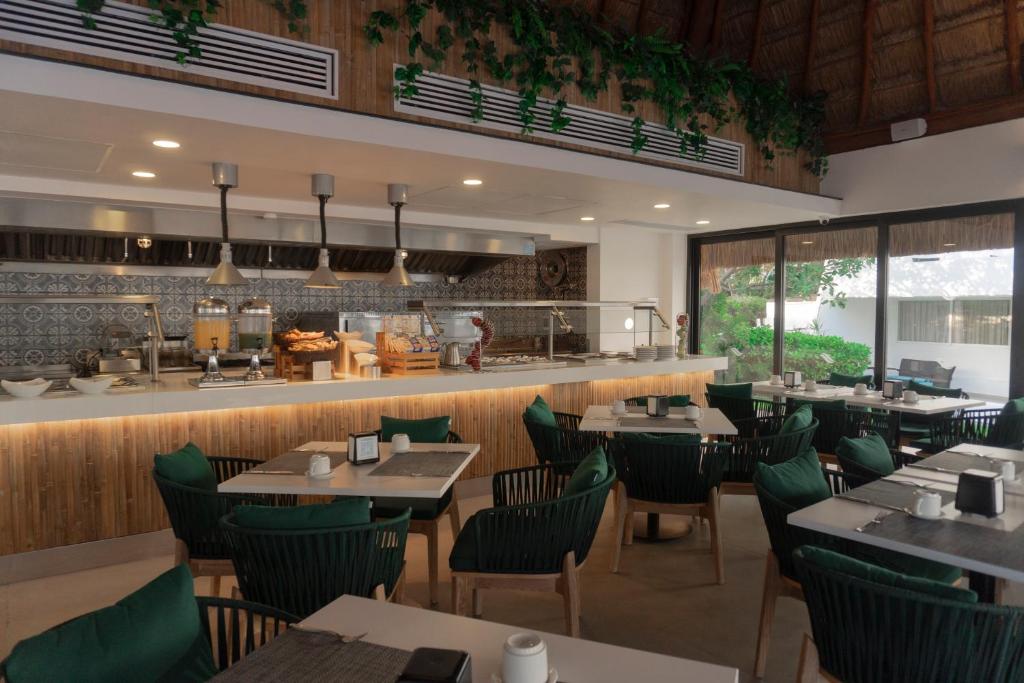 Restorāns Cancun Bay Resort ar modernu interjeru un bagātīgu bufeti.