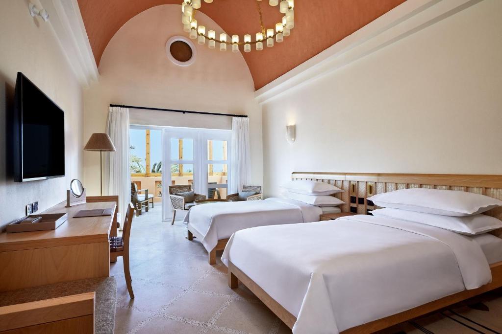 Moderns numurs ar divām gultām viesnīcā Sheraton Miramar Resort.