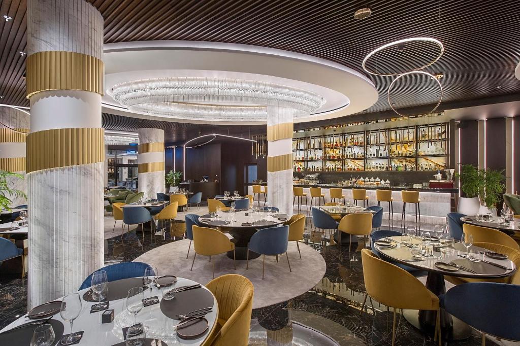 Adams Beach viesnīcas grezna restorāna interjers