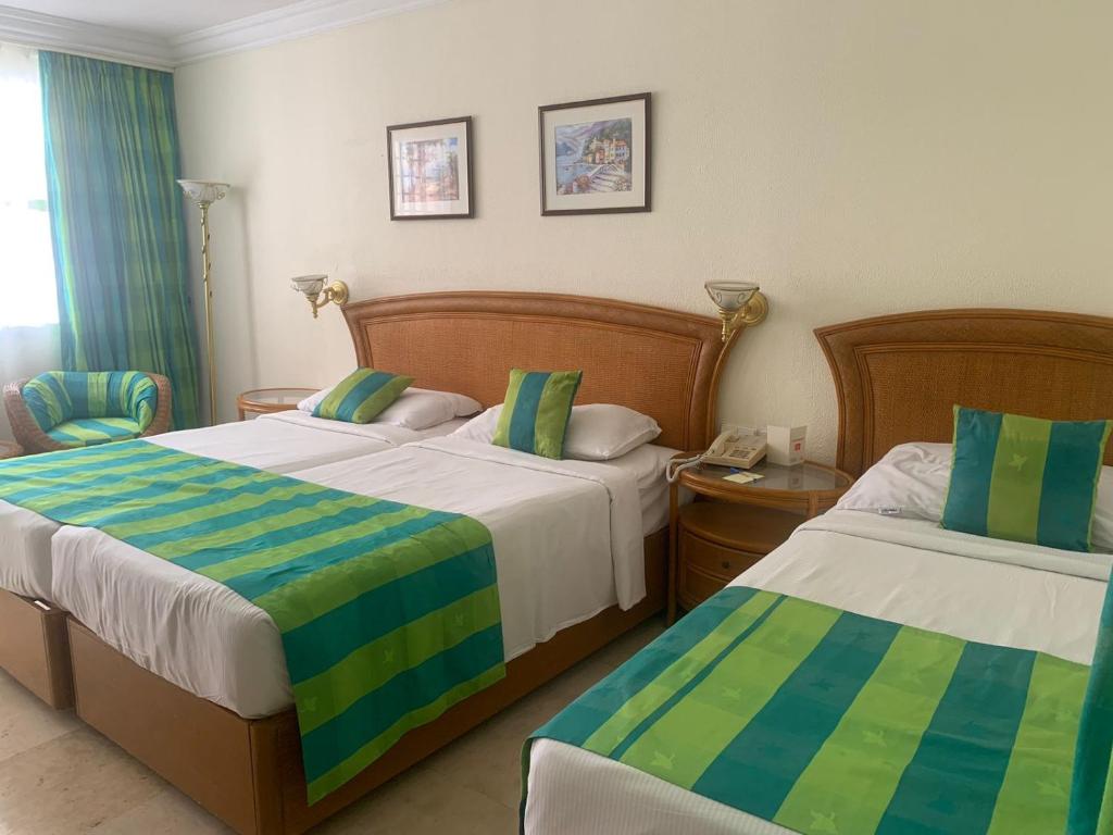 Maritim Jolie Ville Resort & Casino numuri ar zaļām un ziloņkrēslām