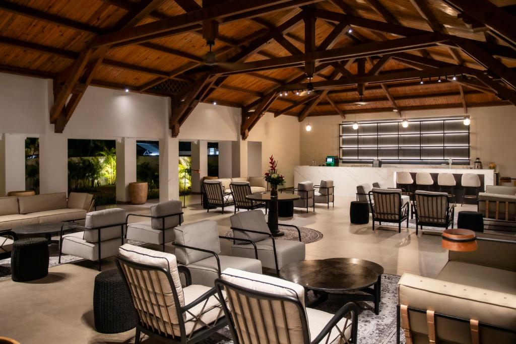 Mūsdienīgs viesnīcas Sea Diamond Boutique Hotel & Spa atpūtas telpas interjers ar ērtām mēbelēm.