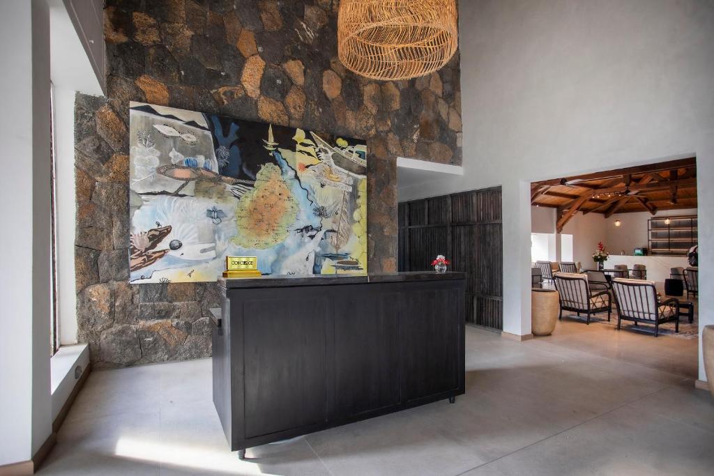 Sea Diamond Boutique Hotel & Spa recepcija ar mākslas darbu un dabīgiem materiāliem