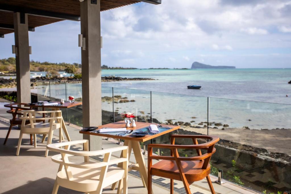 Viesnīcas Sea Diamond Boutique Hotel & Spa restorāns piekrastē ar skatu uz jūru.