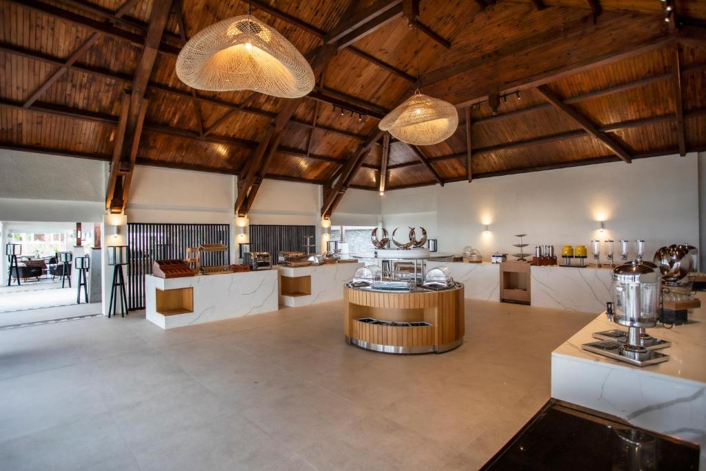 Viesnīcas Sea Diamond Boutique Hotel & Spa bufete ar mūsdienīgu dizainu