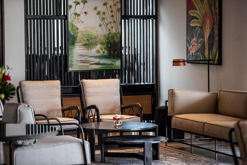 Mūsdienīgs atpūtas stūrītis Sea Diamond Boutique Hotel & Spa ar gleznām.