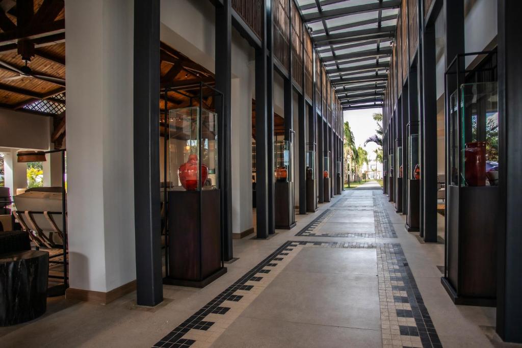 Moderns koridors ar dekoratīvām vitrīnām Sea Diamond Boutique Hotel & Spa.
