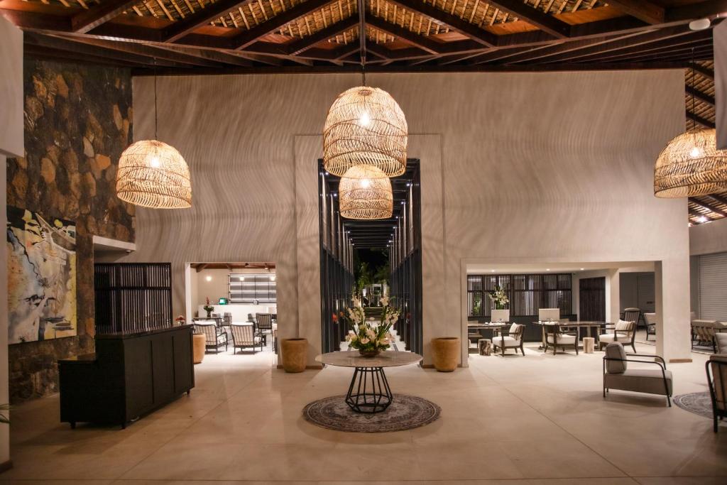 Moderns interjers Sea Diamond Boutique Hotel & Spa ar stilīgiem lampām un zālēm.