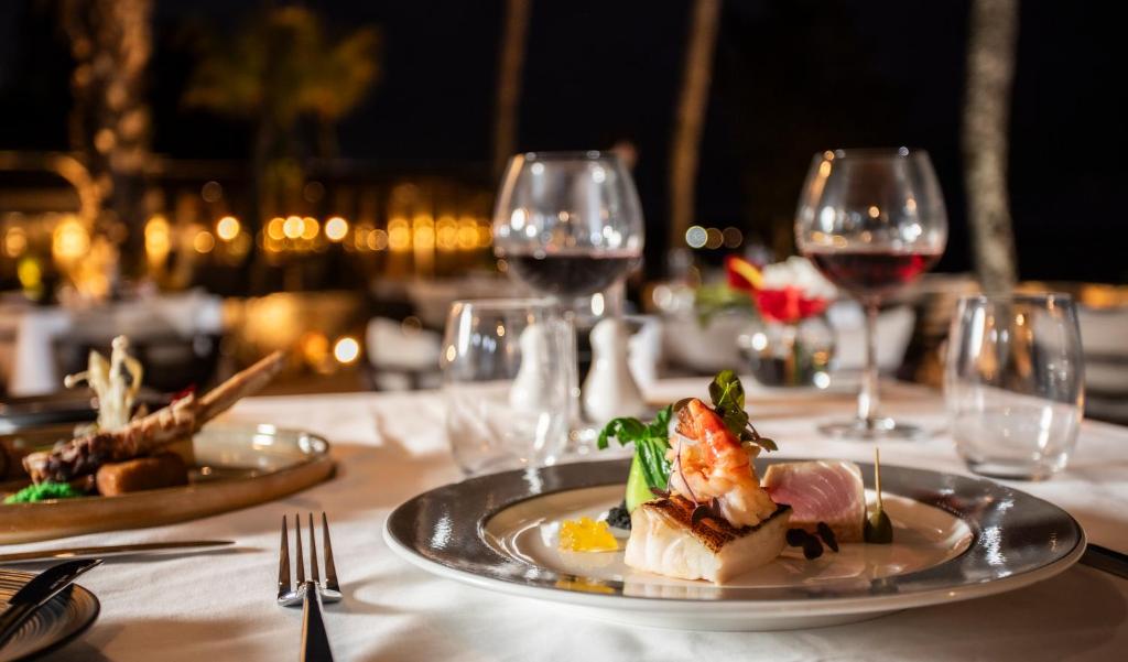 Gurme vakariņas pie Sea Diamond Boutique Hotel & Spa ar jūras veltēm