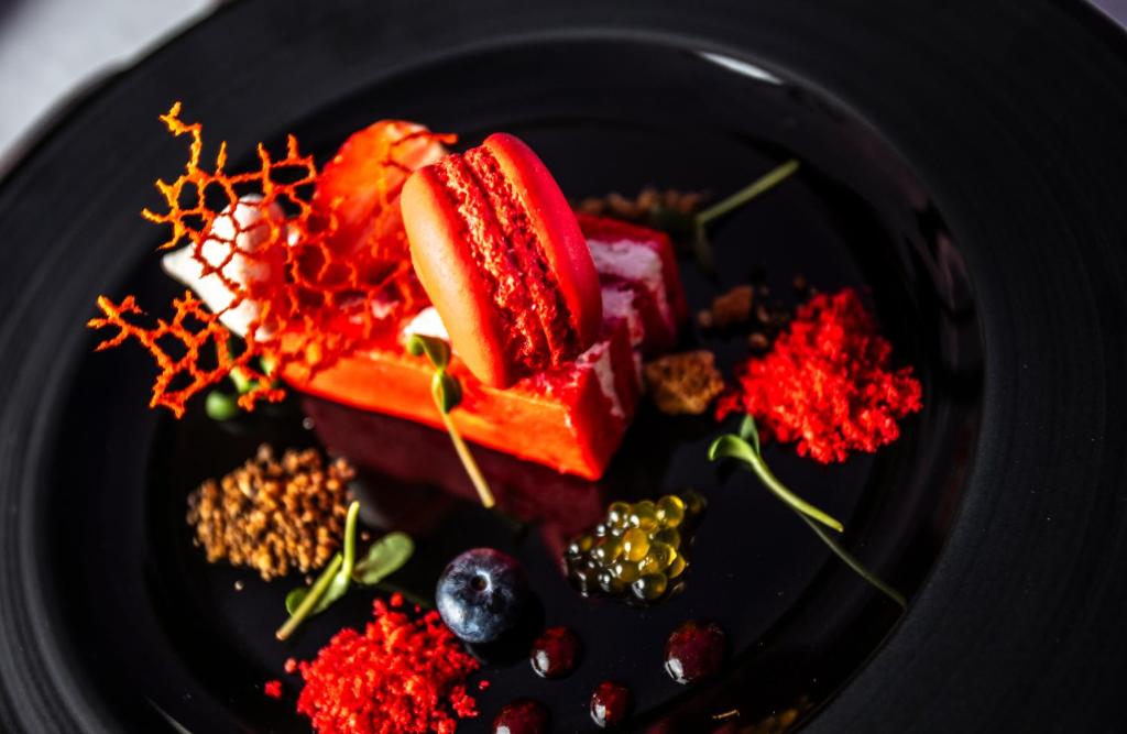 Maldīgais deserts ar makaronu un augļu garnējumu Sea Diamond Boutique Hotel & Spa