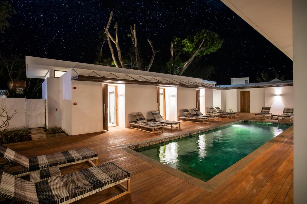 Peldbaseins un saules gultas pie Sea Diamond Boutique Hotel & Spa