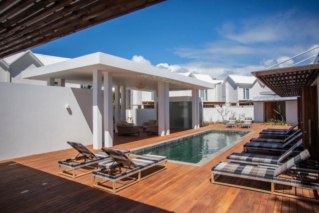 Sea Diamond Boutique Hotel & Spa baseins ar sauļošanās krēsliem piekrastē