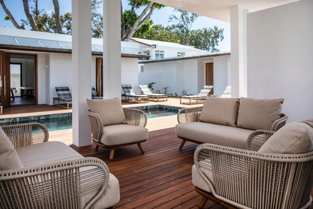 Mūsdienīgs atpūtas stūris pie Sea Diamond Boutique Hotel & Spa ar skatu uz baseinu.