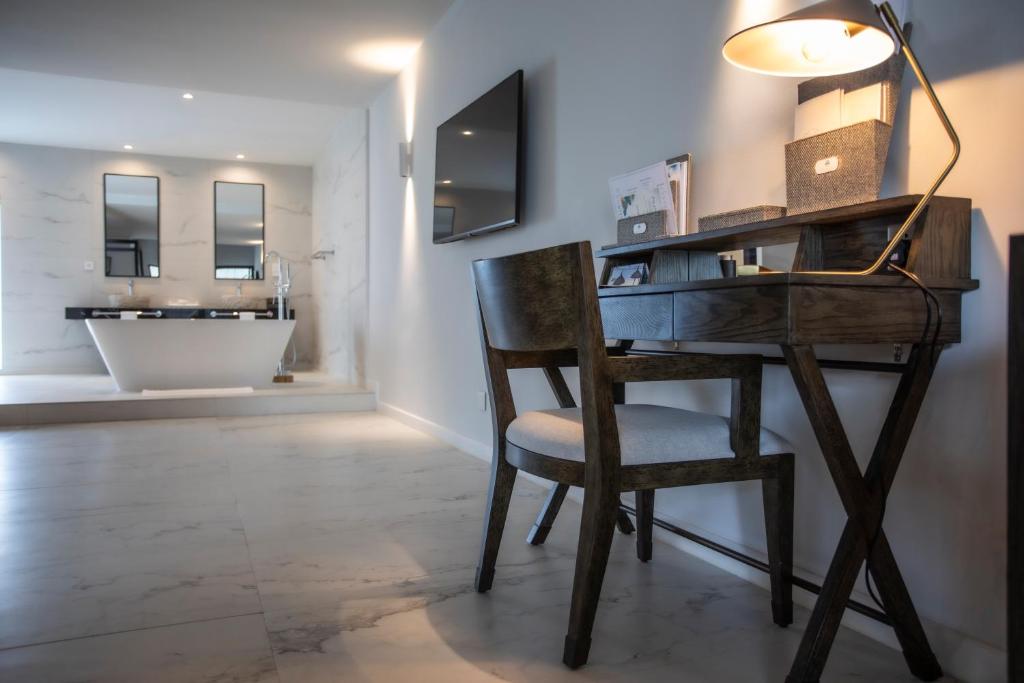 Mūsdienīgs rakstāmgalds un vannas istaba Sea Diamond Boutique Hotel & Spa